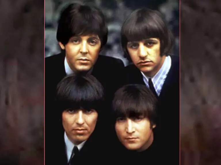 Die-Beatles-gab-es-zwar-laengst-nicht-mehr-am-8-Dezember-1980-aber-dass-die-vier-ehemaligen-Pilzkoepfe-eines-Tages-wieder-zusammen-finden-wuerden-diese-Vorstellung-wurde-an-jenem-kalten-Abend-in-New-York-fuer-immer-zunichte-gemacht