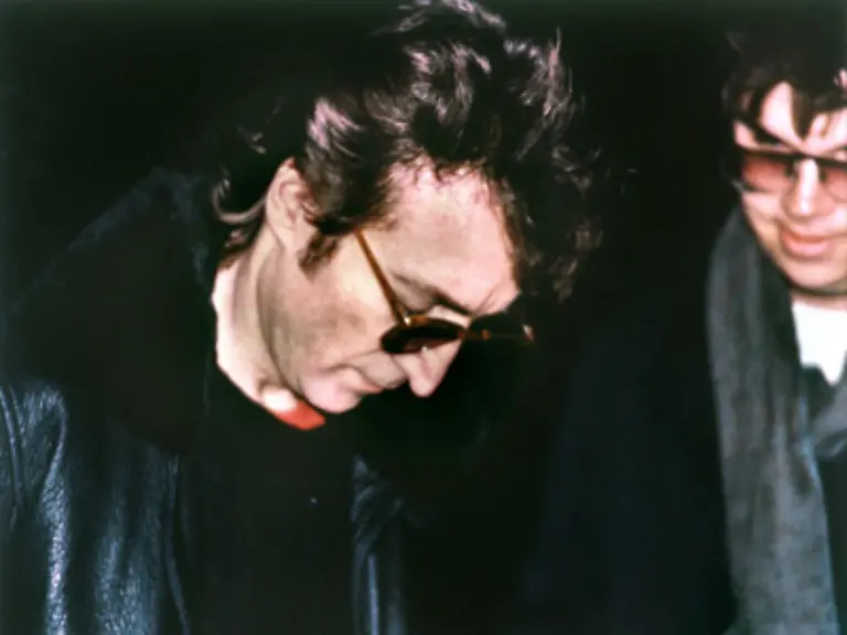 Dort-bittet-der-25-Jaehrige-sein-Idol-John-Lennon-am-8-Dezember-um-ein-Autogramm