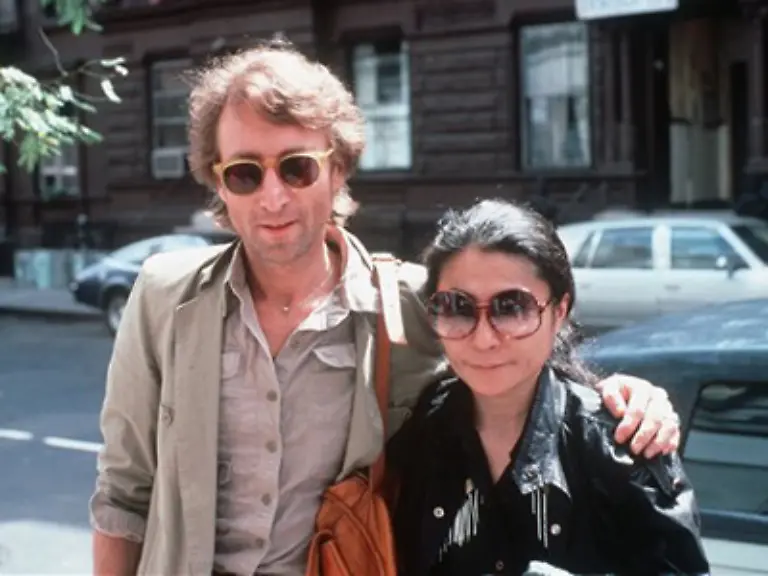Am-Abend-des-gleichen-Tages-ist-Chapman-zurueck-vor-dem-dunklen-Dakota-Gebaeude-in-dem-der-40-jaehrige-Ex-Beatle-mit-seiner-Frau-Yoko-Ono-und-dem-gemeinsamen-Sohn-Sean-lebt