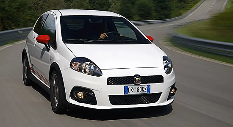 Fiat-kehrt-zu-seinen-Motorsportwurzeln-zurueck-Mit-der-Sonderversion-Abarth-des-Grande-Punto-lassen-die-Italiener-eine-Legende-wieder-aufleben