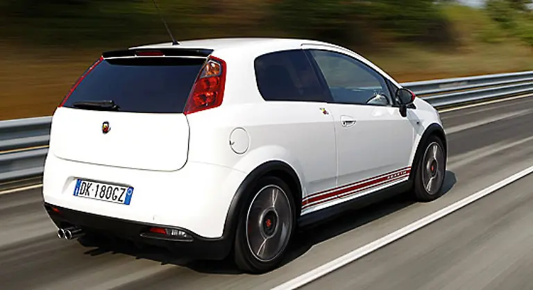 Im-Herbst-gibt-es-bei-30-ausgewaehlten-Haendlern-auch-eine-Abarth-Version-des-Fiat-500-Die-kleine-Rennsemmel-wird-dann-beachtliche-135-PS-haben