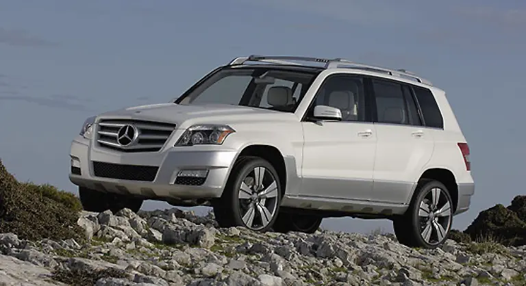 Der-kleine-Bruder-der-Mercedes-G-Klasse-der-GLK-kommt-im-Oktober-auf-den-Markt-Zwei-Motoren-werden-fuer-den-kompakten-Gelaendewagen-angeboten-Ein-GLK-320-CDI-mit-Diesel-und-ein-GLK-350-mit-Benzinmotor-Letzterer-stemmt-stolze-360-Newtonmeter