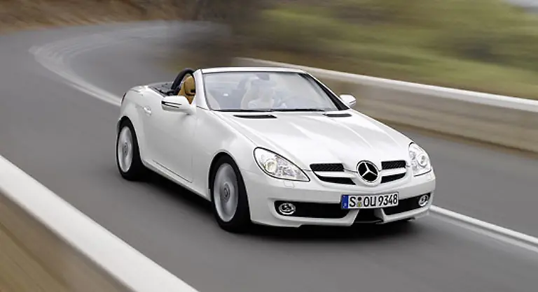 Der-Bestseller-SLK-wurde-komplett-ueberarbeitet-und-soll-im-April-zu-den-Haendlern-rollen-Ab-36-503-Euro-ist-der-kleinste-Roadster-mit-dem-Stern-zu-haben