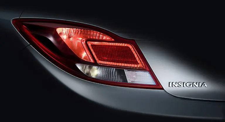 Opel-will-mit-dem-Topmodell-Insignia-fuer-Aufsehen-sorgen-Mit-offiziellen-Bildern-geizen-die-Ruesselsheimer-aber-noch-Daneben-kommt-im-Fruehjahr-der-Nachfolger-des-Agila-auf-den-Markt-und-der-Zafira-rollt-bereits-ab-Januar-in-neuem-Look-auf-die-Strasse