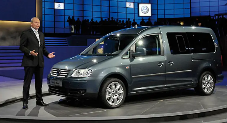 Der-Caddy-Maxi-richtet-sich-dagegen-eher-an-die-Heimwerker-Fraktion-Mit-einer-Laenge-von-4-87-Metern-bietet-er-sieben-Sitze-oder-jede-Menge-Platz