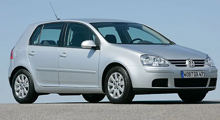 Die-wichtigste-Premiere-ist-der-Golf-VI-der-im-Oktober-erscheinen-soll-VW-huellt-sich-zwar-zu-optischen-Details-noch-in-Schweigen-Bild-Golf-V-Es-soll-sich-um-eine-grosse-Produktaufwertung-handeln-Die-Motoren-werden-weniger-Hubraum-haben-und-auf-Effizienz-getrimmt-sein