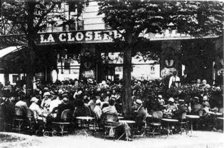 Als-Kind-einer-grossbuergerlichen-Familie-wachsen-Simone-Lucie-Ernestine-Marie-Bertrand-de-Beauvoir-und-ihre-Schwester-im-Pariser-Kuenstlerviertel-von-Montparnasse-auf