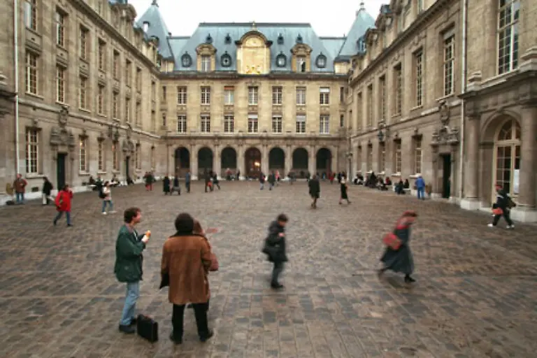Sie-macht-ihr-Abitur-an-einer-katholischen-Maedchenschule-In-und-bei-Paris-studierte-sie-Philologie-und-Mathematik-spaeter-Philosophie-und-Lehramt-an-der-renommierten-Pariser-Sorbonne-und-der-Eliteschule-Ecole-Normale-Suprieure-ENS