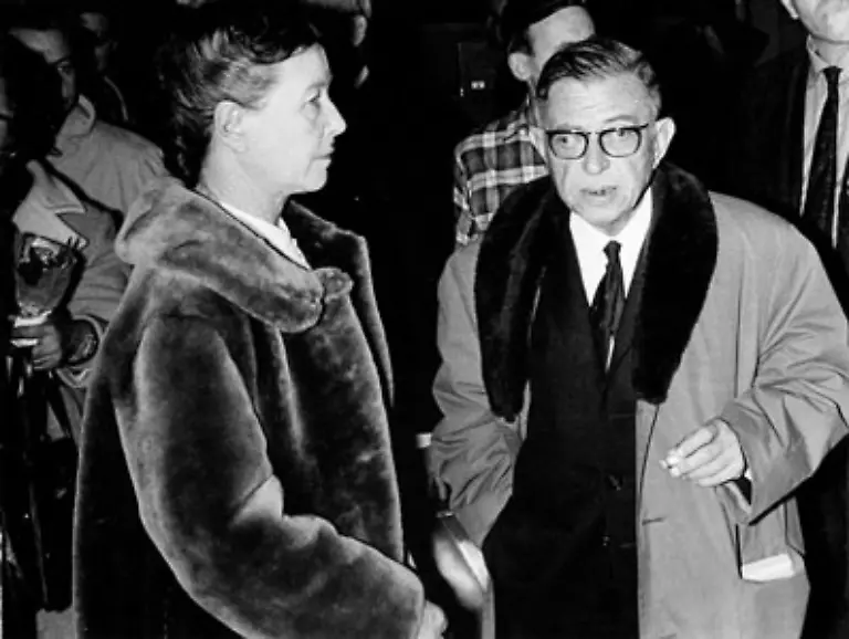 Die-fiktive-Geschichte-endet-mit-einem-Mord-Im-wahren-Leben-steht-Beauvoir-zu-ihrem-Pakt-mit-dem-Philosophen-Sie-fuehrt-selbst-andere-Beziehungen-Auch-Liebesbeziehungen-zu-Frauen-werden-ihr-nachgesagt