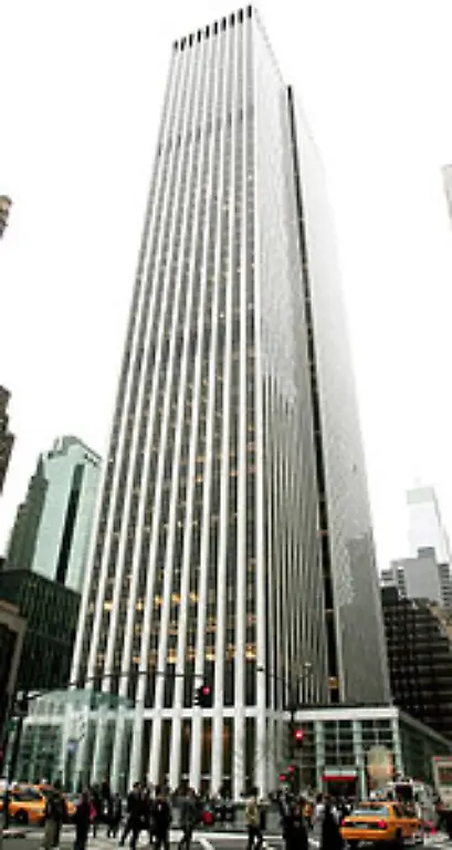 In-New-York-City-steht-das-General-Motors-Building-an-der-Suedost-Ecke-des-Central-Park-eine-der-feinsten-Adressen-der-Stadt