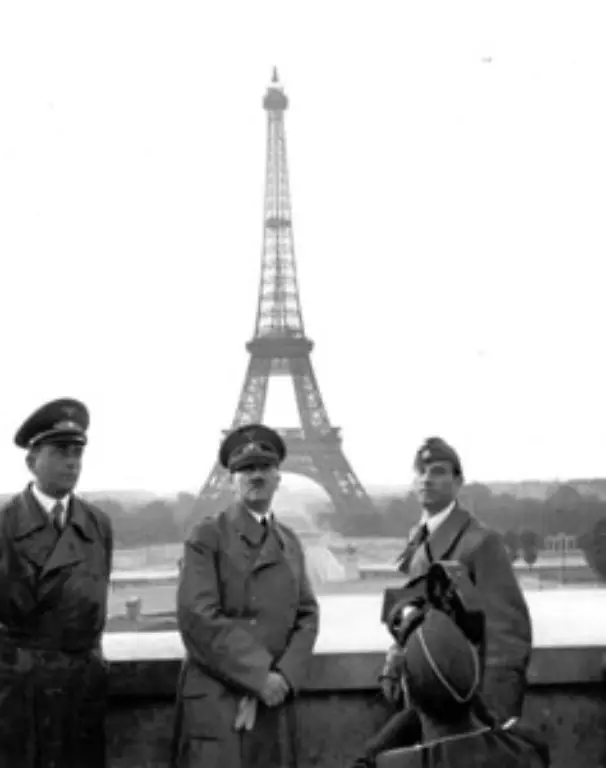 Als-Frankreich-Anfang-September-1939-in-den-Krieg-eintritt-wird-Sartre-eingezogen-und-kehrt-wenn-auch-vorzeitig-erst-1941-aus-der-Gefangenschaft-zurueck
