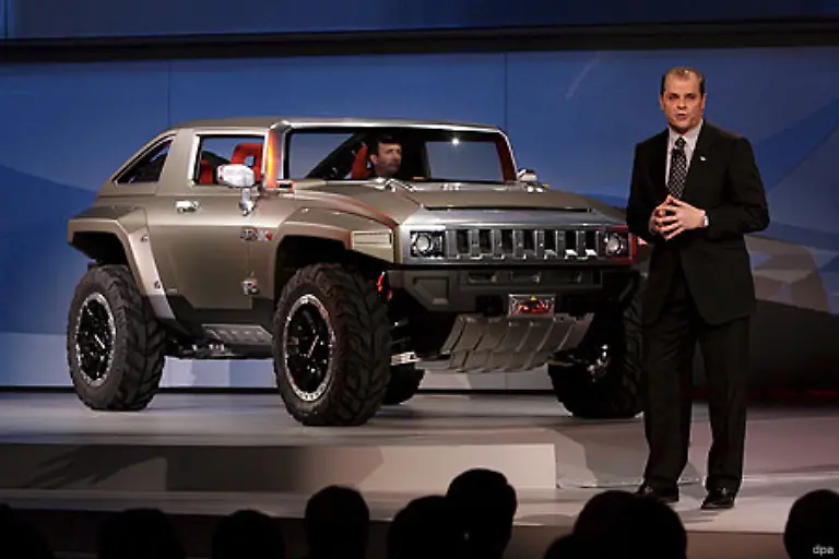 Im-Januar-2008-Rohoel-kostet-bereits-mehr-als-90-Dollar-stellt-Mark-LaNeve-rechts-Vizepraesident-von-General-Motors-North-America-das-brandneue-Konzept-Hummer-Hx-vor