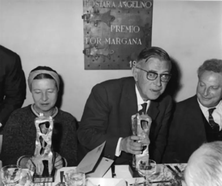 Beauvoir-und-Sartre-werden-auch-im-Ausland-mit-Preisen-geehrt-und-reisen-zu-Vortraegen-durch-die-ganze-Welt