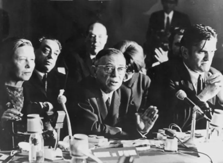 Zugleich-sind-beide-politisch-aktiv-Sie-bringen-sich-in-Diskussionen-um-den-Algerienkonflikt-ein-und-nehmen-Teil-am-Russel-Tribunal-das-in-Stockholm-die-von-den-USA-in-Vietnam-begangenen-Kriegsverbrechen-untersucht