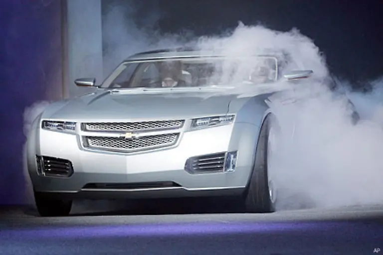 Der-Industriegigant-aendert-den-Kurs-GM-Chef-Wagoner-laesst-sich-in-einem-Volt-auf-die-Messebuehnen-fahren-Doch-bis-zur-Serienreife-wird-es-noch-ein-bisschen-dauern