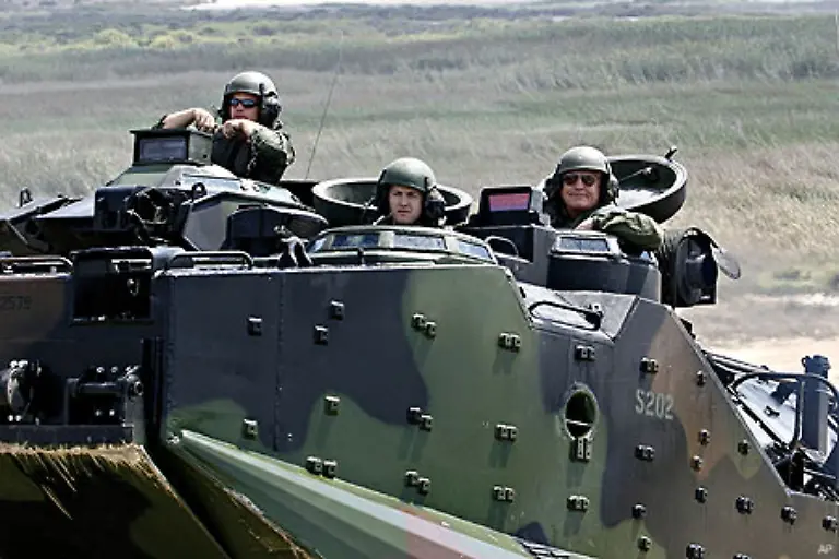 Alternative-Antriebstechniken-geniessen-hoechste-Prioritaet-Um-das-US-Militaer-von-der-Brennstoffzelle-zu-ueberzeugen-setzt-sogar-GM-Vorstand-Bob-Lutz-r-einen-Helm-auf