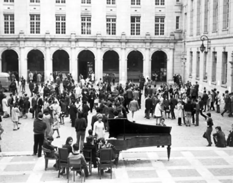 Im-Mai-1968-kommt-es-in-Paris-zu-Unruhen-Bereits-seit-Monaten-demonstrieren-die-Studierenden-fuer-bessere-Studienbedingungen-aber-auch-gegen-die-Regierung-und-den-Vietnamkrieg