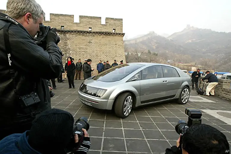 Den-Prototypen-des-GM-Hywire-angeblich-die-erste-fahrbare-Kombination-aus-Brennstoffzellenantrieb-und-komplett-elektronischer-Steuerung-praesentiert-der-Konzern-2003-im-Zukunftsmarkt-China