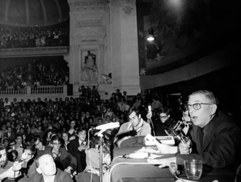 Es-kommt-zum-Generalstreik-der-das-Land-wochenlang-lahmlegt-Sartre-spricht-waehrend-der-sogenannten-Mai-Unruhen-zu-Studierenden-in-der-Sorbonne
