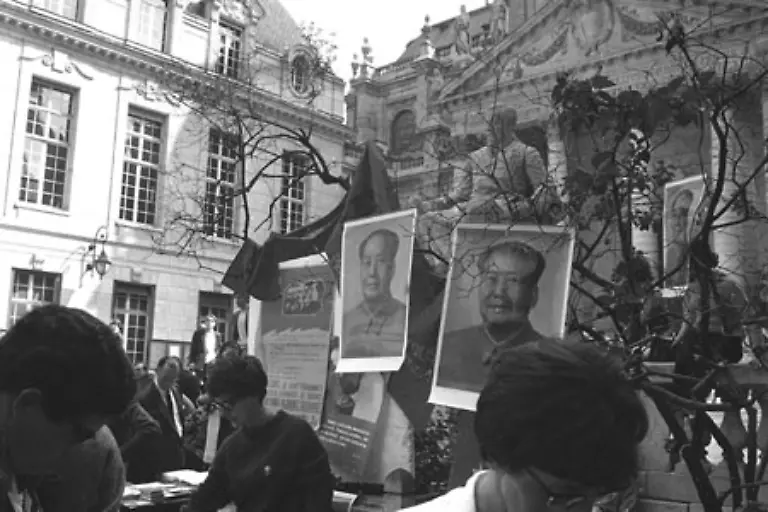 und-setzen-sich-mit-dem-Kommunismus-auseinander-1970-werden-die-beiden-kurzzeitig-festgenommen-weil-sie-maoistische-Flugblaetter-verteilen