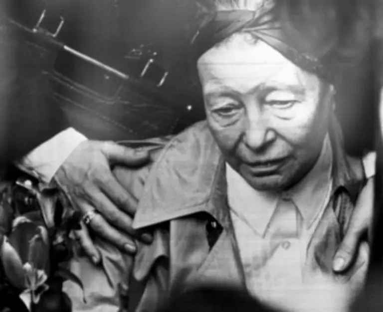 Literarisch-haelt-sie-eine-Zeremonie-des-Abschieds-als-Sartre-stirbt-Ihr-Verhaeltnis-hat-sich-mit-den-Jahren-gelockert-Doch-waehrend-des-Begraebnisses-im-April-1980-bricht-Beauvoir-zusammen-Sein-Tod-trennt-uns-mein-Tod-wird-uns-nicht-wiedervereinigen
