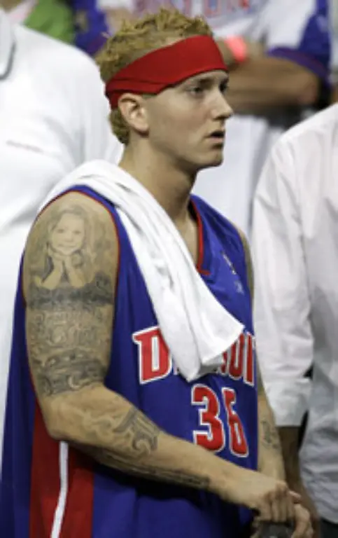 Nach-wie-vor-Trend-Viele-Stars-lassen-sich-Tattoos-als-Erinnerung-an-besondere-Menschen-in-ihrem-Leben-stechen-Eminem-traegt-ein-Portrait-seiner-Tochter-Haley-auf-dem-rechten-Oberarm