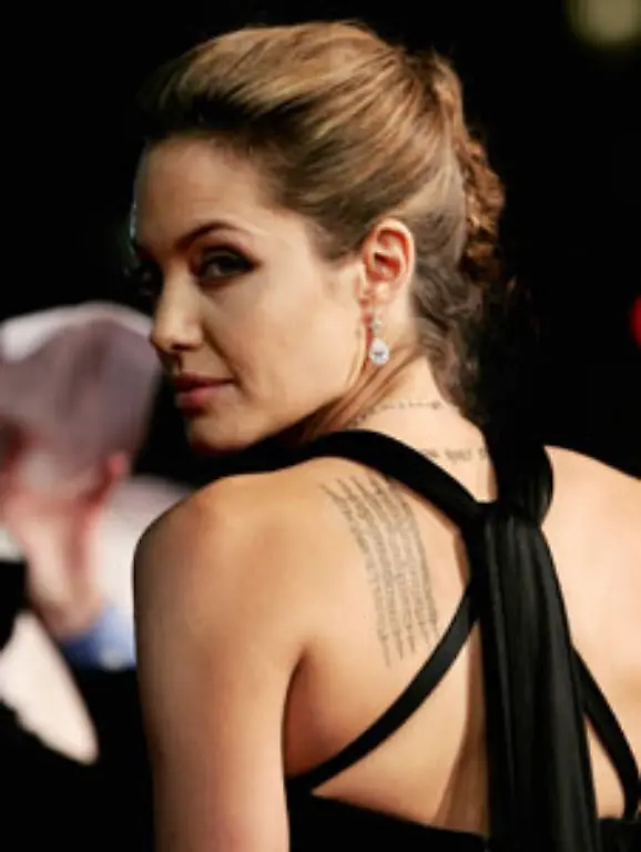 Geographische-Daten-zieren-den-Ruecken-von-Angelina-Jolie-Laengen-und-Breitengrade-der-Geburtsstaetten-ihrer-Kinder-sind-auf-ihrem-Schulterblatt-verewigt