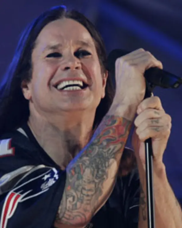 Bei-den-Osbournes-sind-das-in-erster-Linie-die-Tattos-Papa-Ozzy-hat-seine-Leidenschaft-fuer-den-Koerperschmuck-an-seine-Kinder-weiter-gegeben