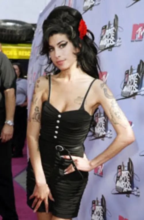 Den-Tipp-haetten-auch-Amy-Winehouses-Eltern-ihr-geben-sollen-An-Koerperschmuck-erinnern-ihre-Tattoos-kaum