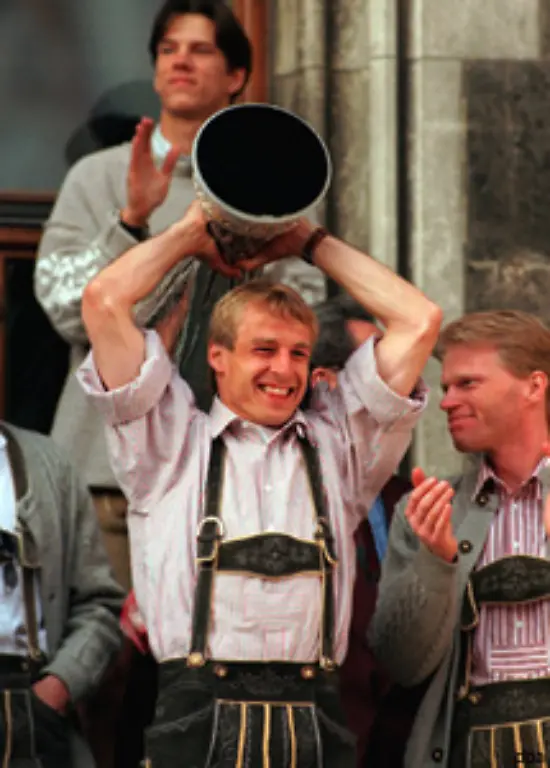 Alle-anderen-finden-Klinsis-Comeback-in-Lederhosen-spitze