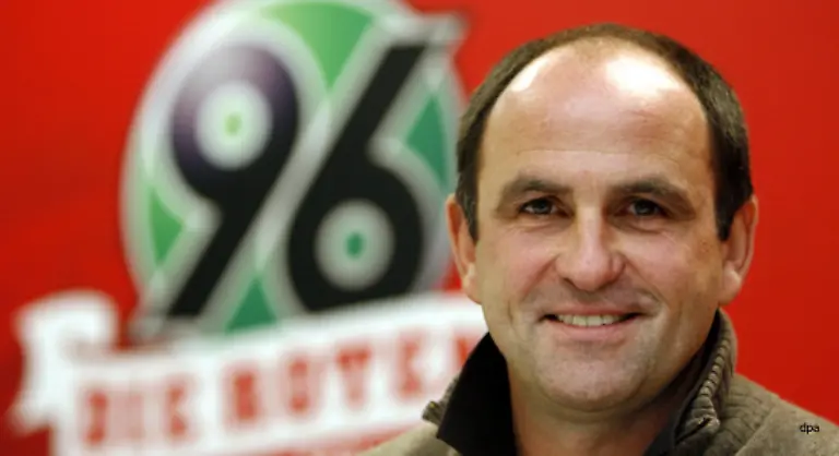 Sportdirektor-Christian-Hochstaetter-von-Hannover-96-denkt-gleich-Es-freut-mich-dass-Juergen-wieder-da-ist-Es-tut-der-Bundesliga-gut-wenn-so-ein-Mann-zurueckkommt-Damit-haben-sich-fast-alle-geaeussert-die-das-alles-eigentlich-nichts-angeht