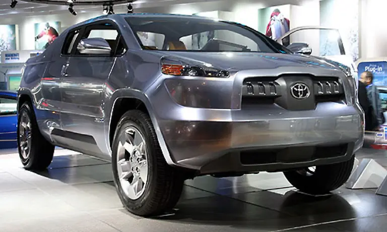Toyota-zeigt-mit-dem-A-BAT-einen-Muscle-SUV-Die-Alternative-Pick-Up-Interpretation-kommt-auf-viereinhalb-Metern-Laenge-und-wird-von-einem-Vierzylinder-Benziner-plus-Elektro-Motor-angetrieben