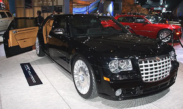 Chrysler-laesst-das-Landaulet-auferstehen-Die-Limousine-wurde-um-die-offene-Fahrerkabine-verlaengert-Hinten-bietet-sie-gegenlaeufig-oeffnende-Tueren-und-Champagnerkuehler-zwischen-den-Sitzen