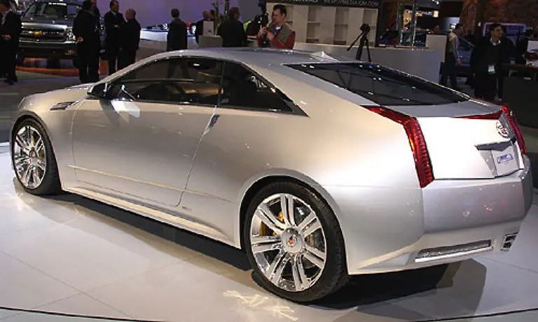 Kuerzer-und-Flacher-Aus-der-Serienlimousine-CTS-wurde-das-Coup-Conzept-als-2-2-Sitzer