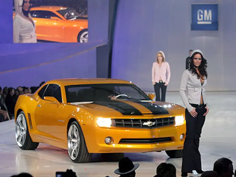 PS-Protze-wie-der-Chevrolet-Camaro-Bumblebee-sind-immer-noch-die-Regel-bei-den-amerikanischen-Herstellern-Doch-auch-die-US-Kunden-muessen-sparen-und-greifen-eher-zu-sparsameren-Import-Modellen-Toyota-stieg-erst-kuerzlich-zur-Nummer-zwei-in-den-USA-auf