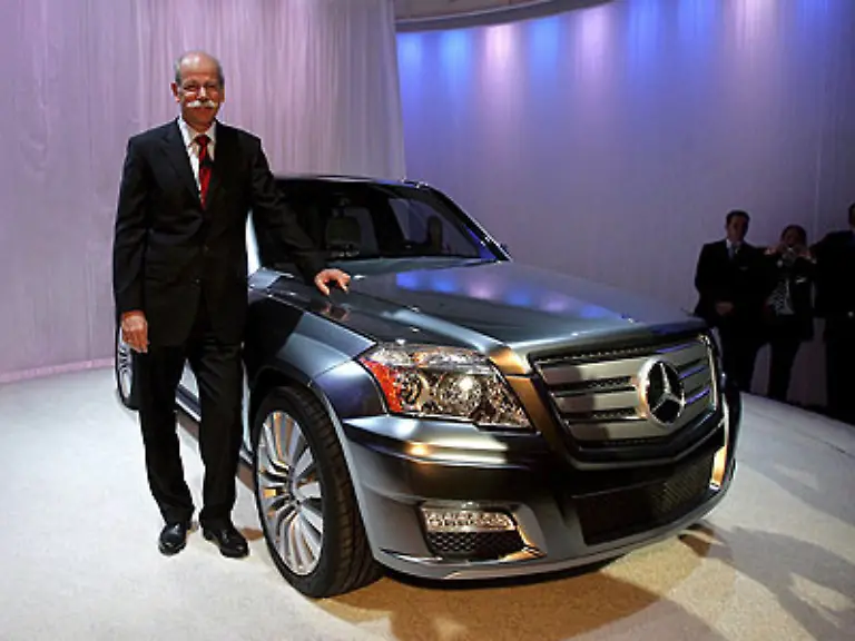 Daimler-Chef-Dieter-Zetsche-hat-hingegen-gut-lachen-Die-deutschen-Hersteller-eilen-von-Rekordmarke-zu-Rekordmarke-beim-Verkauf-in-den-USA-Mercedes-zeigte-seinen-neuen-GLK-vorab-im-Museum-of-Contemporary-Art-in-Detroit