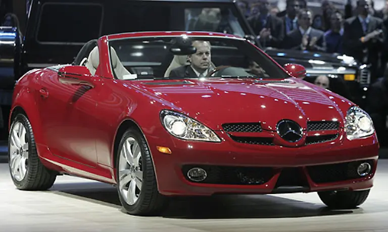 Auf-der-Messe-selbst-zeigt-Mercedes-den-aufgefrischten-SLK-Die-Front-lehnt-sich-stark-an-die-McLaren-und-SLR-Optik-an-Der-vorgestellte-SLK-350-hat-auch-beim-Motor-zugelegt-305-PS-und-360-Newtonmeter-stehen-einem-niedrigeren-Verbrauch-gegenueber