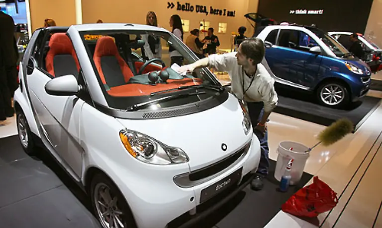 Aufhuebschen-fuer-den-US-Markt-Smart-wird-im-Laufe-des-Jahres-in-Amerika-die-ersten-Autos-verkaufen-Man-hofft-mit-dem-schicken-City-Flitzer-genau-den-Zeitgeist-zu-treffen-Koennte-klappen-auch-wenn-viele-Amis-den-Huepfer-aus-ihrem-Pickup-heraus-belaecheln-werden