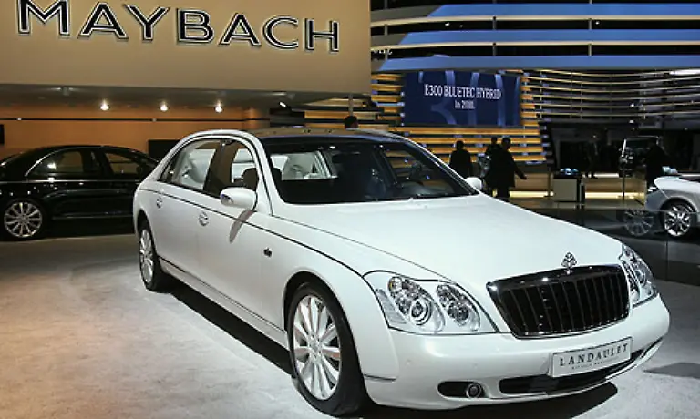 Die-Edel-Marke-Maybach-laesst-mit-dem-Landaulet-eine-alte-Karosserieform-wieder-aufleben-Hinten-ist-fuer-die-erlauchten-Fahrgaeste-Cabrio-angesagt-waehrend-der-Fahrer-in-einer-festen-Kabine-sitzt-Die-Form-ist-ein-Relikt-aus-der-Zeit-der-Kutschen