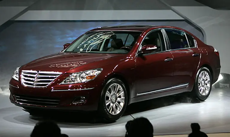 Hyundais-Eintrittskarte-fuer-die-Oberklasse-heisst-Genesis-Die-Weltpremiere-fand-in-Detroit-statt-Aehnlichkeiten-zu-bekannten-Modellen-sind-natuerlich-rein-zufaellig