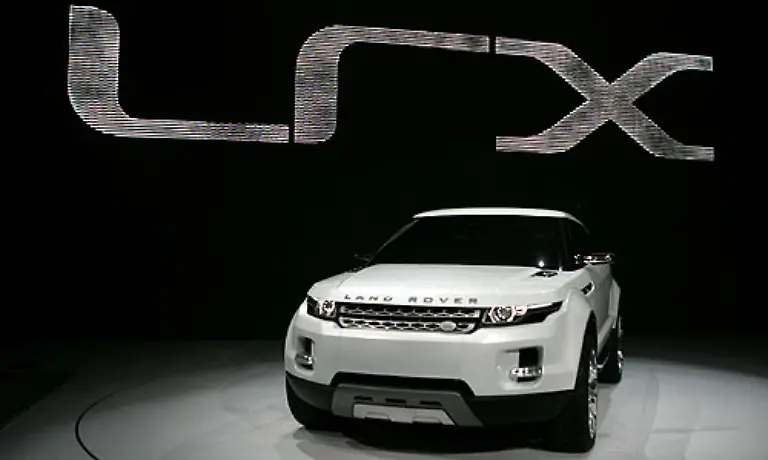 Land-Rover-zieht-mit-der-Studie-LRX-beim-Hybrid-Antrieb-nach-Das-Auto-ist-etwas-leichter-und-kompakter-gebaut-als-der-Rest-der-Modellpalette-Der-CO2-Ausstoss-soll-nur-bei-beachtlichen-120-g-km-liegen