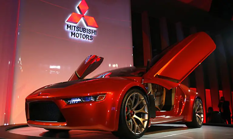 Mitsubishi-knuepft-mit-der-Studie-RA-an-die-Sportwagen-Tradition-aus-den-Siebzigern-Galant-GTO-R73-X-von-1972-an-Im-Innern-steckt-ein-2-2-Liter-Diesel-mit-200-PS-Das-Diesel-Klappern-koennte-natuerlich-der-atemberaubenden-Optik-mit-zwei-Fluegeltueren-etwas-die-Faszination-nehmen