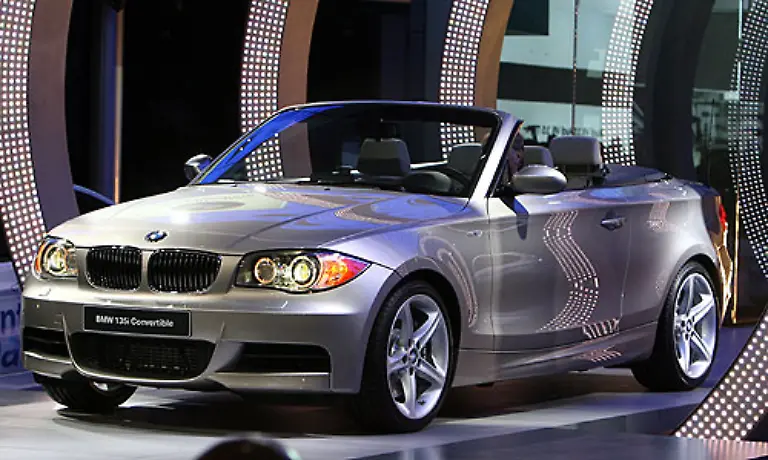 Die-zweite-Premiere-ist-das-1er-Cabrio-Der-flotte-Bayer-kommt-einem-elektrischen-Stoffverdeck-daher-und-wird-als-135i-praesentiert-BMW-ist-mit-dem-kleinen-Cabrio-ein-optisch-wirklich-guter-Wurf-gelungen