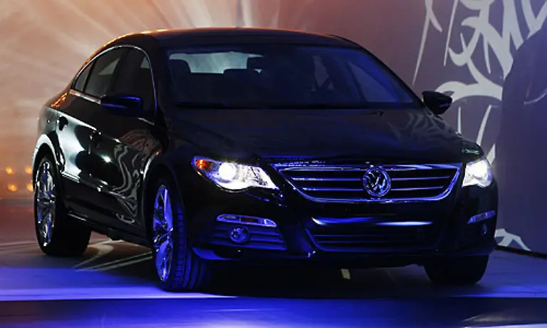 Brandneu-ist-der-VW-Passat-CC-Ebenfalls-eine-interessante-Kombination-Ein-Coup-mit-vier-Tueren-Der-CC-will-Sportlichkeit-mit-dem-Passat-typischen-riesigen-Raumangebot-verbinden