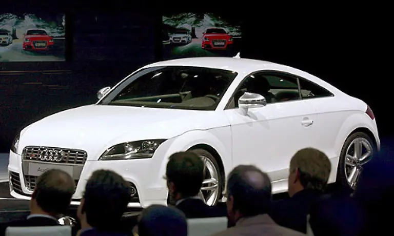 Audi-fuegt-dem-erfolgreichen-Roadster-TT-eine-Sportvariante-namens-TTS-hinzu-Aus-einem-Zwei-Liter-Motor-kitzeln-die-Ingolstaedter-satte-272-PS-raus-Den-TTS-wird-es-als-Roadster-und-Cabrio-geben