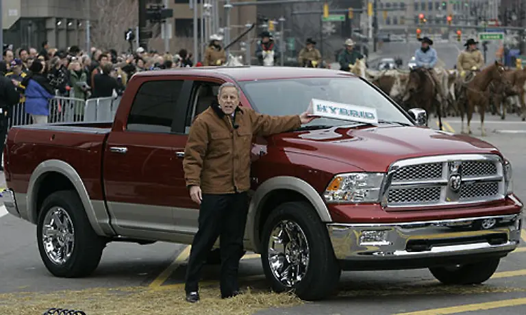 Chrysler-Praesident-Jim-Press-zeigt-das-neue-Modell-des-Dodge-Ram-ein-uramerikanische-Auto-Ein-riesiger-V8-Motor-und-eine-unvernuenftige-Groesse-zeichnen-ihn-aus-Da-hilft-auch-das-Hybrid-Schild-nichts-denn-diesen-Antrieb-gibt-es-vorerst-nicht-serienmaessig