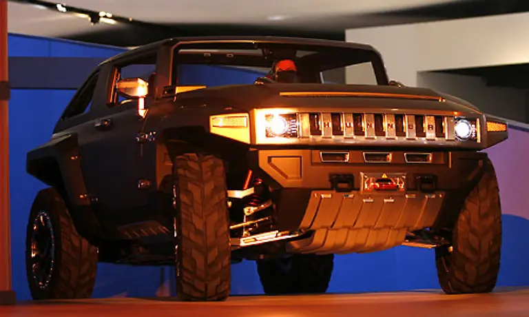 Ebenso-amerikanisch-Der-Hummer-HX-Concept-Aber-diese-Studie-wird-mit-Bioethanol-betrieben-Ausserdem-ist-es-der-erste-Hummer-mit-offenem-Verdeck-Beide-Dachhaelften-ueber-Fahrer-und-Beifahrer-sind-getrennt-rausnehmbar