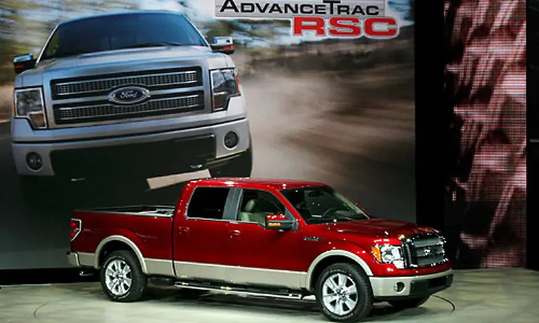 Der-Ford-F-150-ist-in-den-USA-ein-Bestseller-vergleichbar-mit-dem-hiesigen-VW-Golf-Regelmaessig-findet-er-sich-an-der-Spitze-der-Verkaufscharts-Ford-zeigt-in-Detroit-die-elfte-Generation-des-Lasttiers-Mit-automobiler-Vernunft-hatte-dieses-Auto-noch-nie-was-zu-tun
