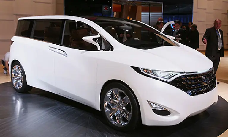 Auch-Nissan-zeigt-ein-Familienauto-Der-Van-Forum-hat-alles-an-Bord-was-man-als-Grossfamilie-auf-Reisen-brauchen-koennte-Der-hintere-Raum-ist-mit-Monitoren-fuer-Filme-und-Computerspiele-ausgestattet-und-fuer-den-Snack-zwischendurch-gibt-es-eine-Mikrowelle-an-Bord