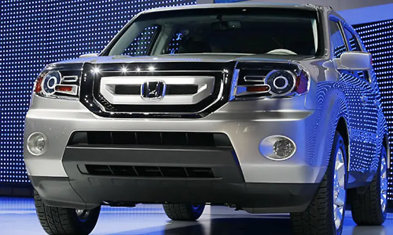 Ganz-gegen-den-Trend-zu-Kleinwagen-steht-der-Prototyp-des-naechsten-Honda-Pilot-Das-riesige-SUV-kann-acht-Personen-beherbergen-und-ist-im-Design-noch-bulliger-geworden-Verbrauch-und-CO2-Werte-sind-Nebensache